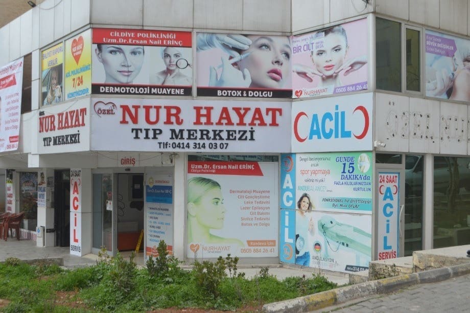 Özel Nur Hayat Tıp Merkezi binası ve acil servis girişi